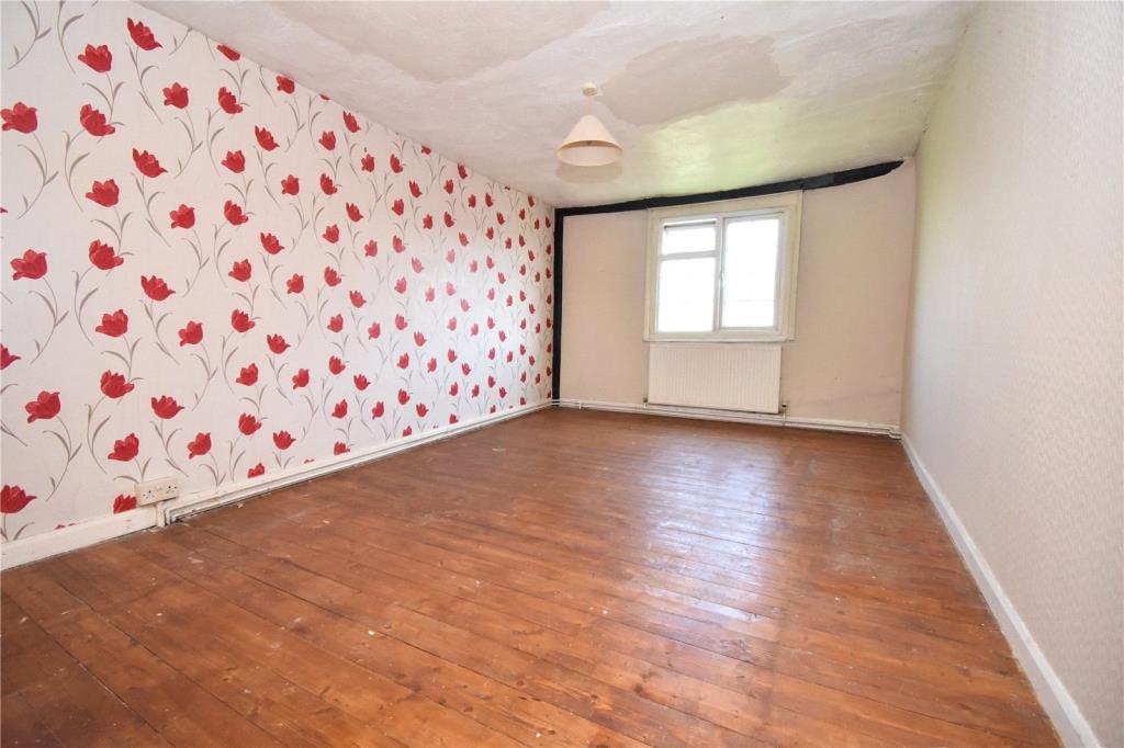 Lot: 103 - SEMI-DETACHED FARM COTTAGE FOR IMPROVEMENT - Bedroom 3 with wooden floors